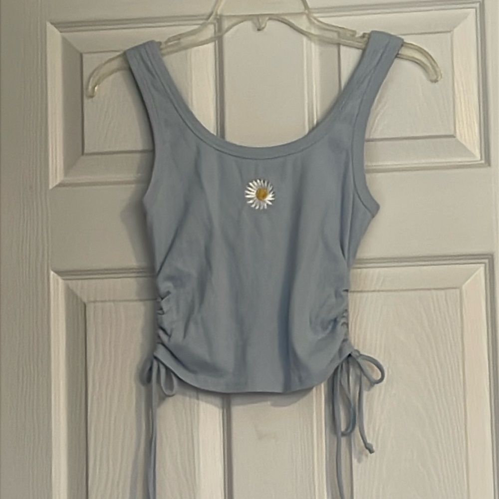 Small blue ribbed tank with flower